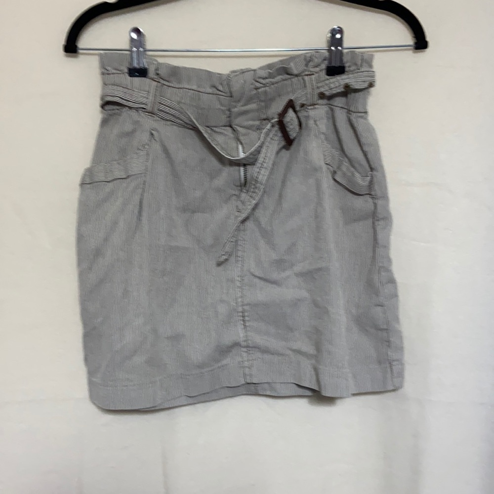 Cute little skirt with belt.